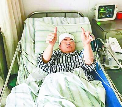 突发剧烈头痛查出动脉瘤 手术后她为医生竖起大拇指