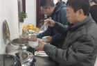 地电石楼分公司：腊八粥米香 绵绵情意长
