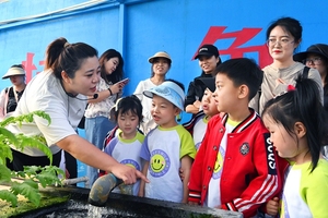幼儿园师生走进盂县东关南村开心农场 开启趣味研学之旅