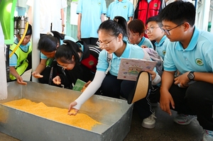 盂县二中学生走进佳珍粮业参观研学