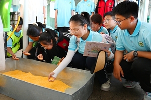 盂县二中学生走进佳珍粮业参观研学