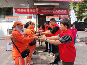 阳泉南山南路社区：关爱劳动者 夏日送清凉