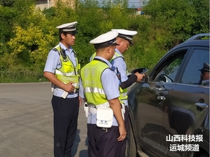 【夏季行动】 【五大曝光】 夏县公安交警—— 驾驶逾期未检车辆上路 交警依法查处