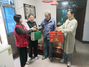 阳泉阳光社区：党员进社区  助困献爱心