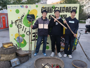 垒砖窑、剥玉米、烤红薯……万名师生于晋中信息学院庆丰收