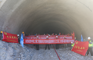 本桓高速公路马路沟隧道双线顺利贯通