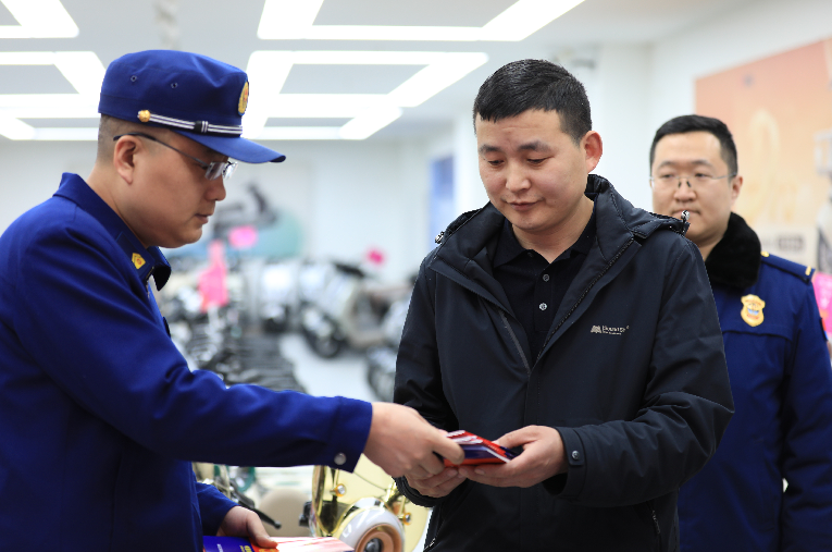 離石消防大隊(duì)開展電動(dòng)車銷售門店消防安全專項(xiàng)檢查