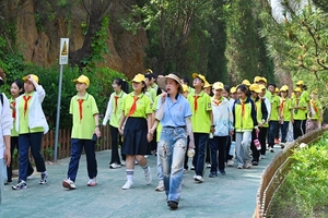 盂县600余名学子走进华北奕丰生态园研学