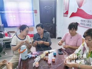 五彩丝线系端午，邻里共话民俗情  
