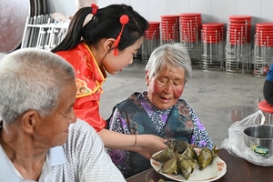 粽香童趣敬老情 盂县西潘乡共绘“端午六一”温暖画卷