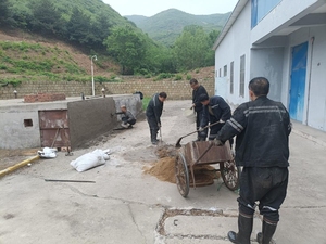 检修攻坚显担当 密闭工巧手焕新抽放站墙面