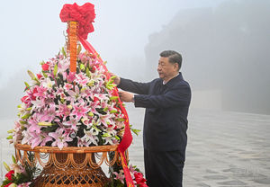 习近平在山西阳泉市向抗战烈士敬献花篮并参观百团大战纪念馆