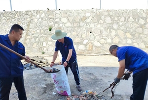 郊区恒源公司开展卫生死角清理工作