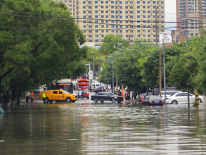 大同市平城区 强降雨“围困”路段 社区协同共筑出行“安全堤”