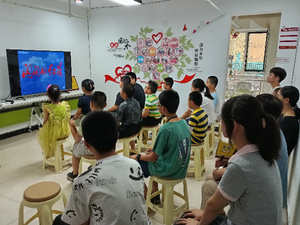 社区青少年的“八一成长礼”： 红色观影悟担当 安全实训强本领