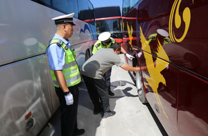 怀仁市公安局交通管理大队深入旅游客运企业开展交通安全宣传活动