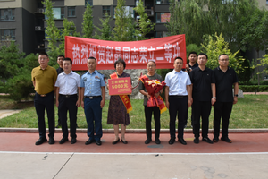 八一送喜报 荣光暖人心