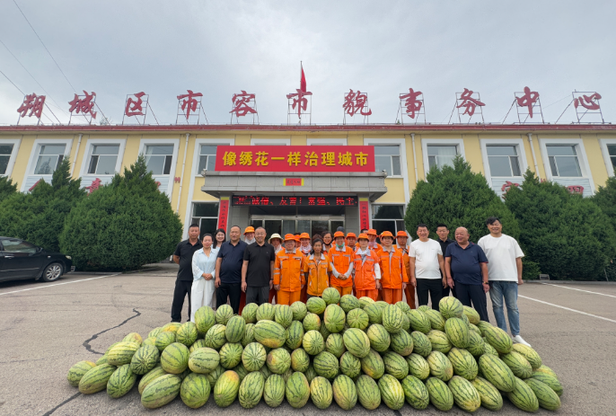 爱心西瓜送一线 立秋致敬城市美容师
