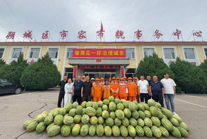 爱心西瓜送一线 立秋致敬城市美容师