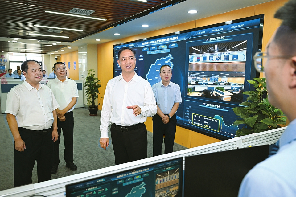 卢东亮就推动政务服务提质增效进行调研