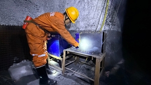 隐患整改添“卫士”: 保安煤业为+315爬坡安装电动挡车栏