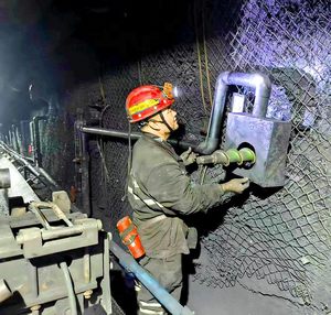 常顺煤业自制钻探防喷装置 废旧材料“织”罩衣 钻探防溅巧匠心