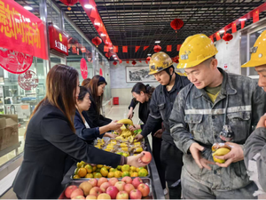 同发东周窑煤业公司工会举办: “国庆送关怀平安铸辉煌”井口慰问活动