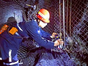 常顺煤业:“冰封”顶板风险点 坚实安全“一片天”