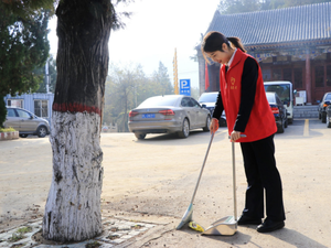 蒲县农商银行工会开展“致敬城市美容师”环卫工人节志愿服务活动