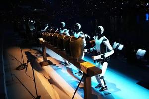 “古老文明”与“现代科技”同台交汇 人形机器人奏响千年青铜句鑃