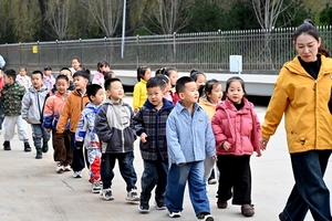 盂县职工幼儿园小朋友到山西益林农业公司参观学习