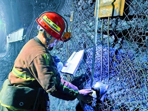 常顺煤业:“一背两装”家伙什 背着书包去上岗