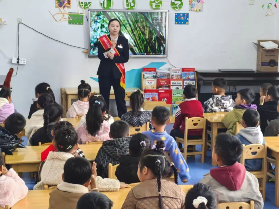 襄汾农商银行给萌娃讲“人民币的故事”