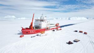 “雪龙2”号启动中山站卸货作业