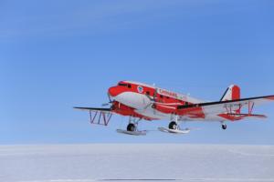 “雪鹰601”在南极鹰击长空