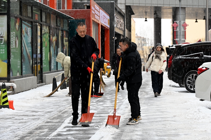 晋盂煤业集团:全员行动除积雪 保障安全暖人心