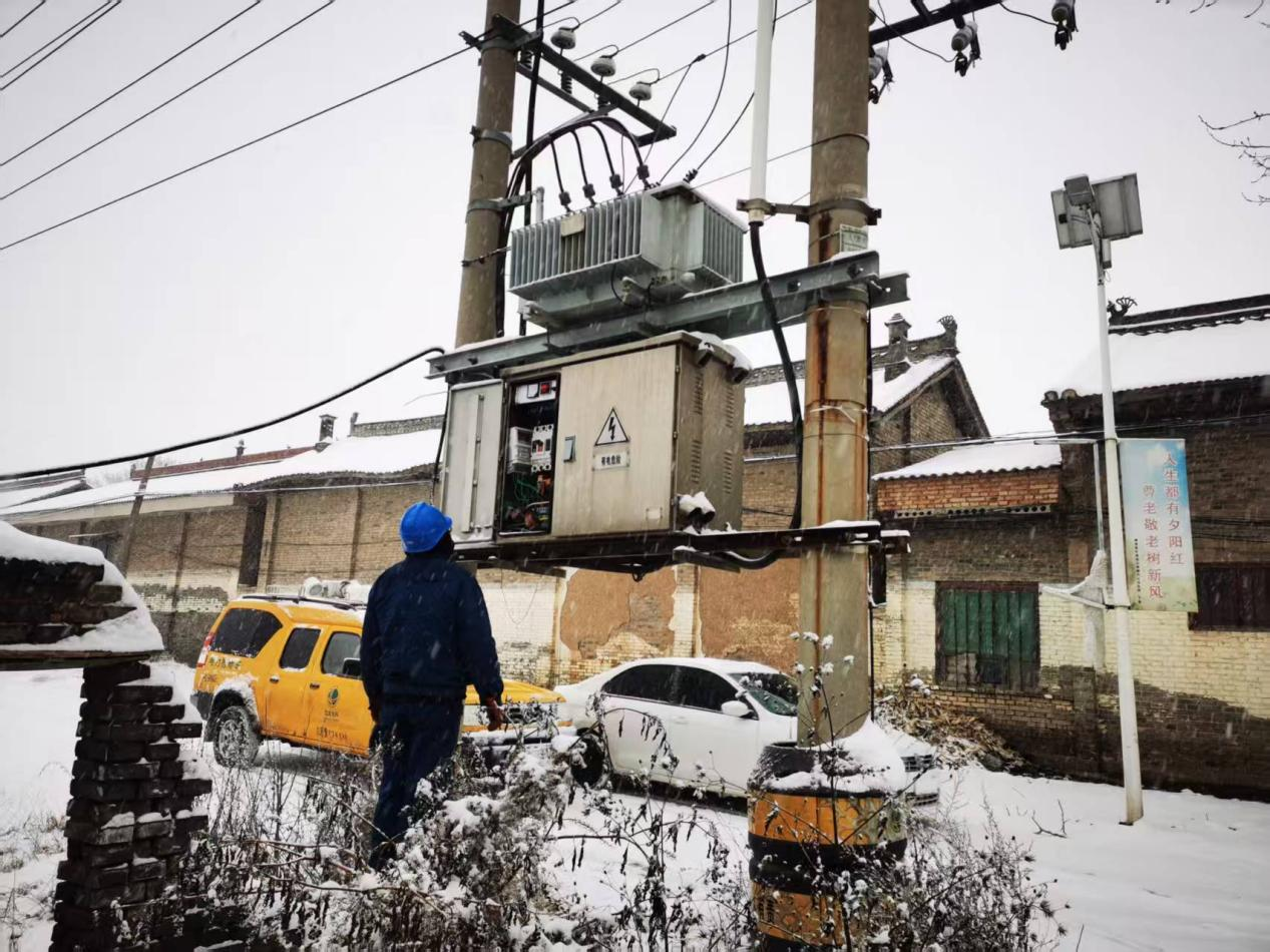 国网绛县供电公司：踏雪测温保供电  线路特巡护温暖
