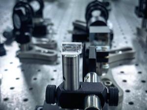 新型晶体输出创纪录超短波长激光