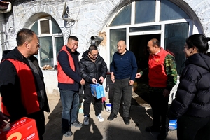 盂县西潘乡党委政府联合山西绿野食品开展新春走访慰问