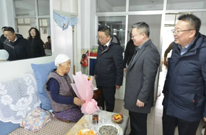 朔城区人民医院院领导走访慰问高龄老党员