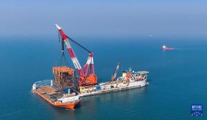 全球最大变质岩油田二期项目全部导管架安装就位