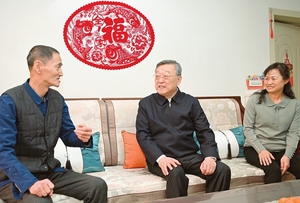 唐登杰春节前夕在晋中走访慰问党员群众时强调