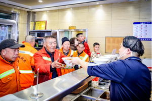 大同平城区：爱心面馆连续13天免费宴请环卫工 一碗削面暖新春