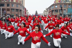 山西鑫国通亮相盂县元宵节展演 现代舞尽显青春活力