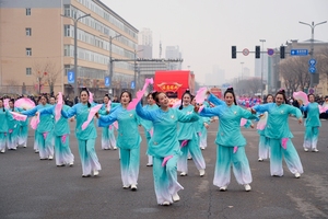 东坪煤业小花戏《桃花红杏花白》亮相盂县元宵节街头民间艺术展演