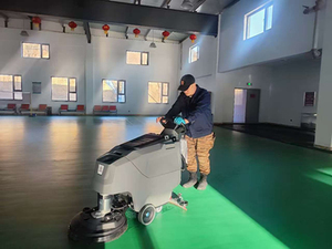 郊区恒源公司启用新型洗地机 提升服务效能