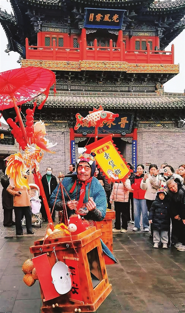 &ldquo;卖货郎&rdquo;带热古县城 演出时段游客爆棚