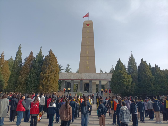 文明祭扫寄哀思 红色教育润初心