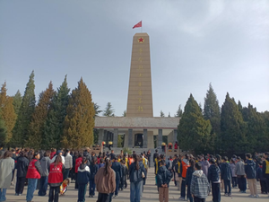 文明祭扫寄哀思 红色教育润初心