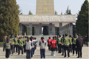 鲜花寄哀思 红色永传承&mdash;&mdash;临汾市逸夫育英小学开展清明祭英烈主题实践活动